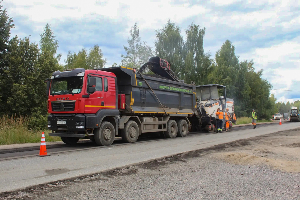 В Сандово Тверской области продолжается ремонт региональной дороги, проходящей по улицам поселка