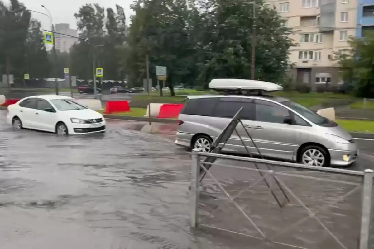 Парашютную и Репищеву улицы подтопило из-за непрекращающегося дождя