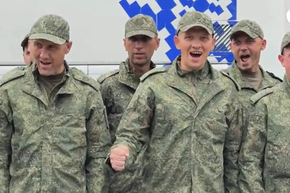 «Ура!»: бойцы ВС РФ встретили возвращение из украинского плена криками радости