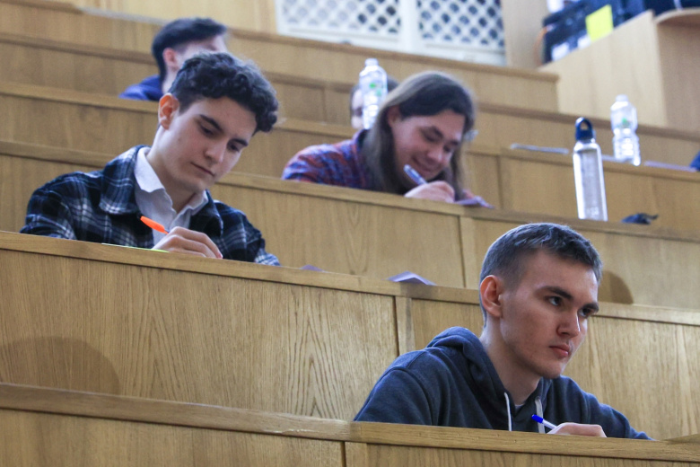 В правительстве назвали количество подавших документы в вузы России