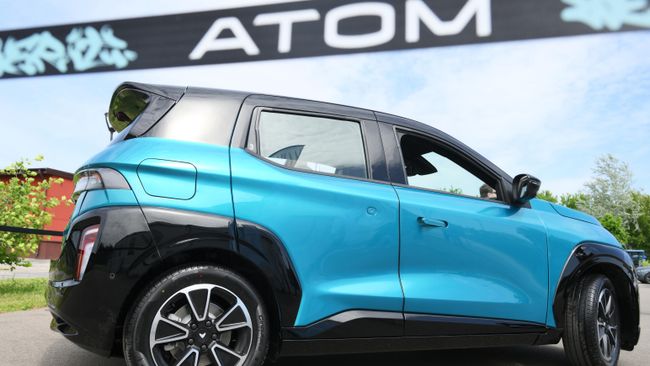 Автопарки тестируют электромобили "Атом" для использования в такси