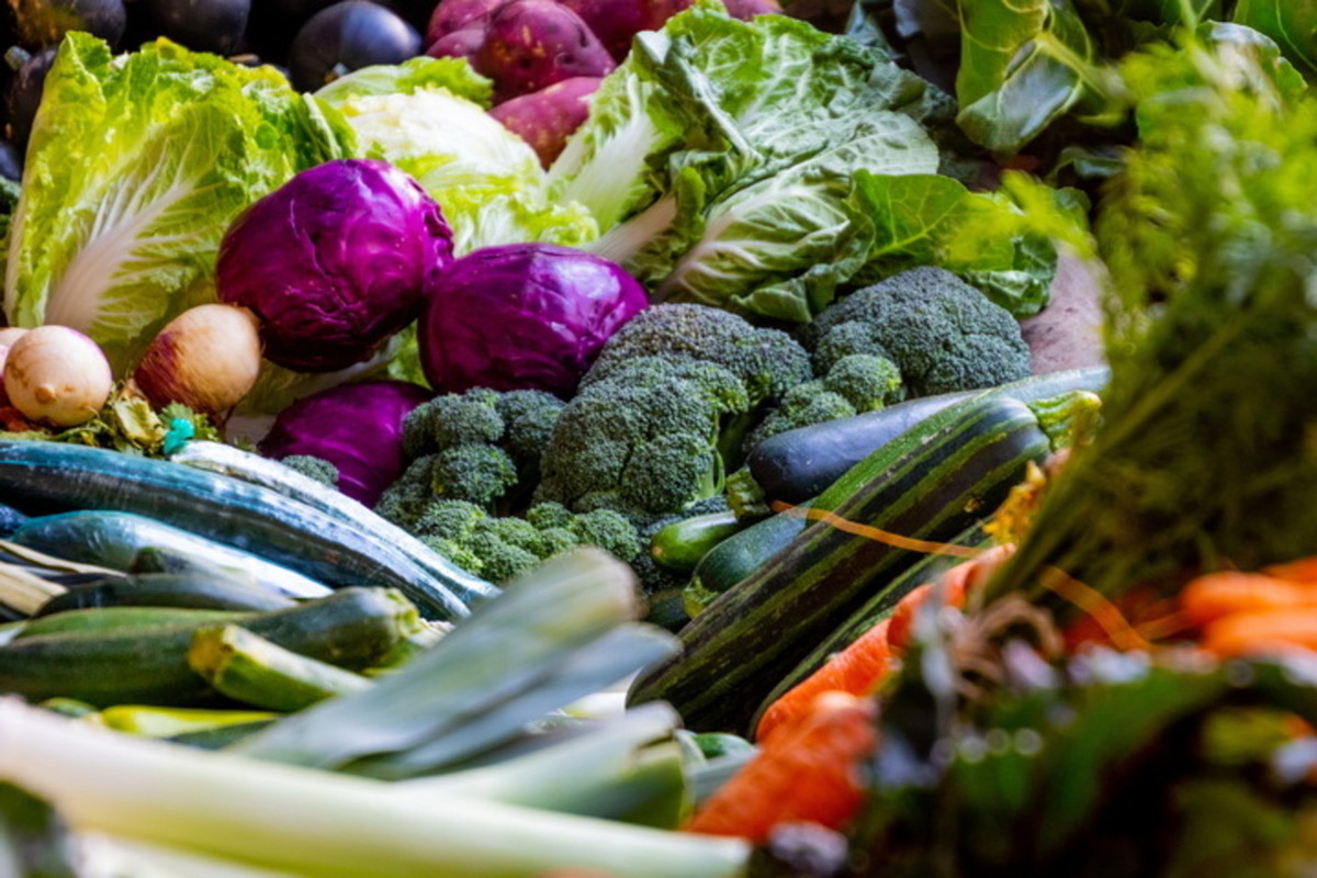 Россиянам назвали продукты, которыми нужно закупиться перед осенью
