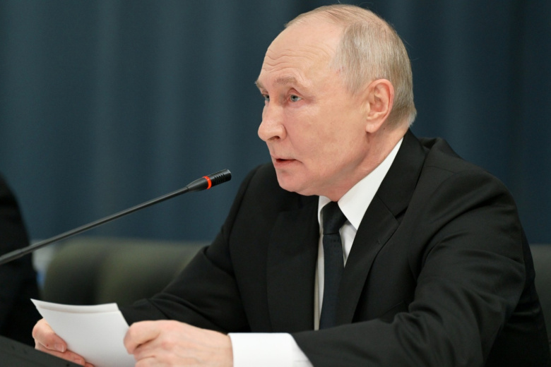 Путин поручил распределить 100 млрд рублей между регионами