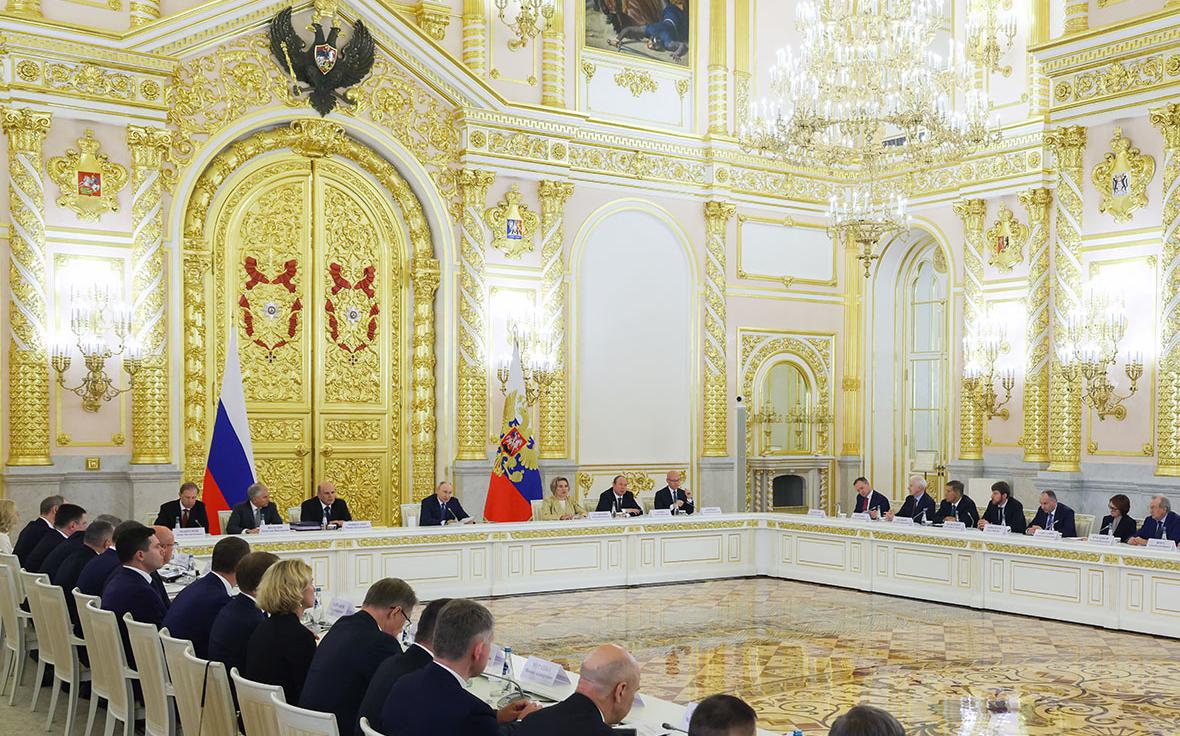 Путин попросил четырех чиновников остаться после заседания