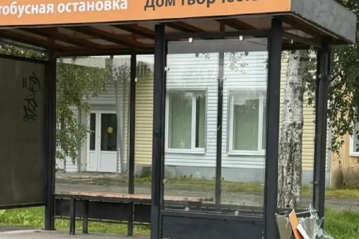 В Кеми хулиганы разгромили автобусную остановку