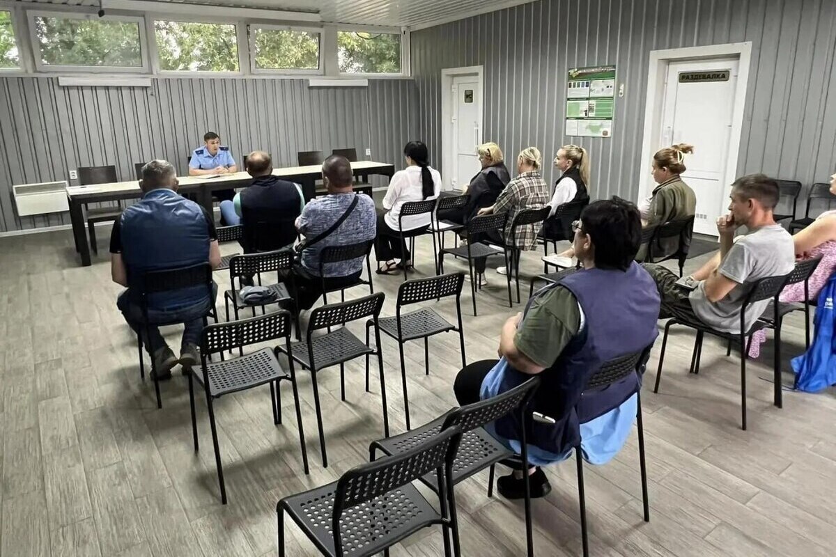 Прокурор Каховского района провёл выездной приём работников агропредприятия