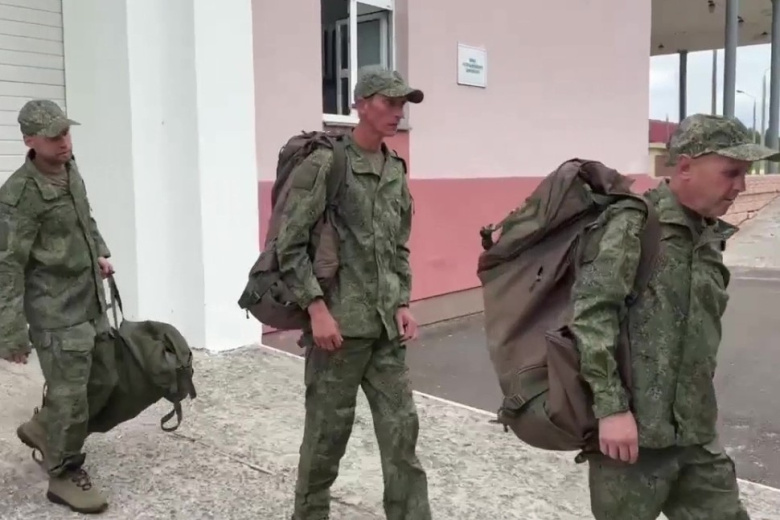 Самолет с вернувшимися из плена российскими военными сел в Подмосковье