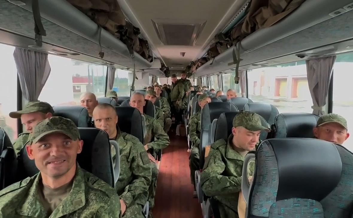 Самолет с российскими военными из плена прибыл в Подмосковье
