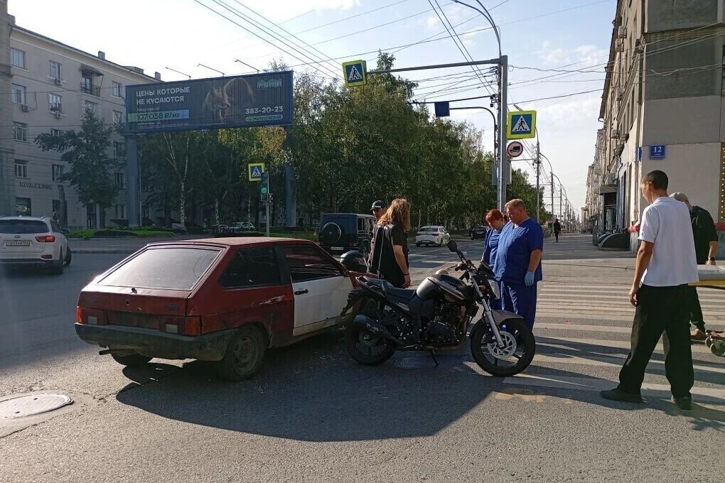 На Красном проспекте мотоциклист попал в ДТП