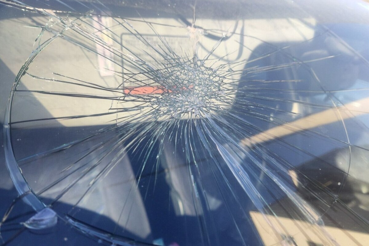 В Барнауле трое мужчин обстреляли из оружия автомобиль «БМВ» с людьми