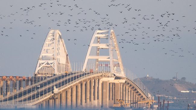 На Крымском мосту возобновили движение автотранспорта