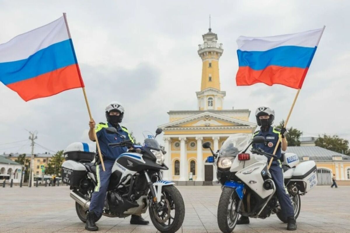 Костромские полицейские присоединились к флэш-мобу, посвященному Дню российского флага