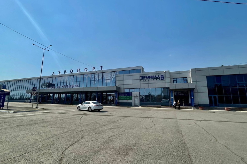 В Омском аэропорту 20 августа задерживаются рейсы: пассажирам приходится ждать по несколько часов
