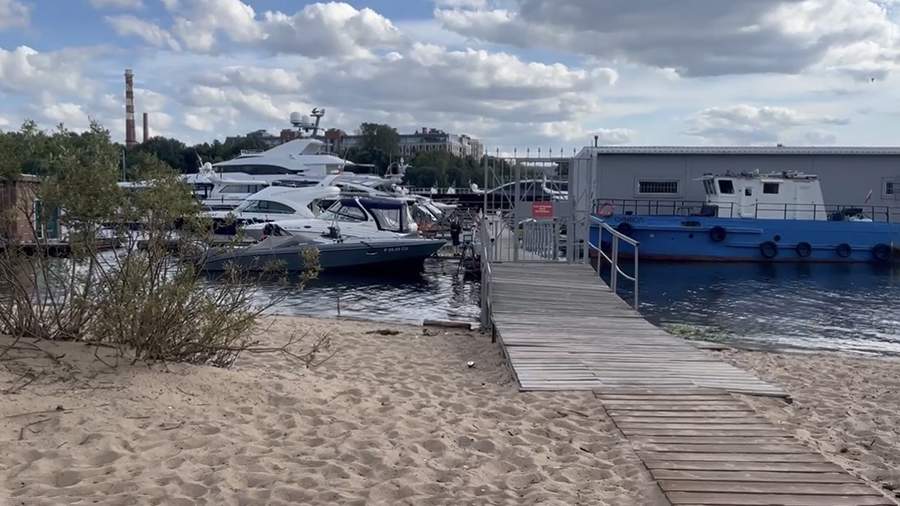 Школьник получил удар током во время купания на Крестовском острове в Санкт-Петербурге