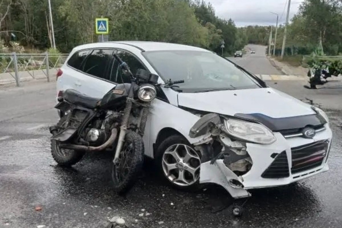Возрастной мотоцикл «ИЖ» попал в аварию с легковушкой в Заполярном