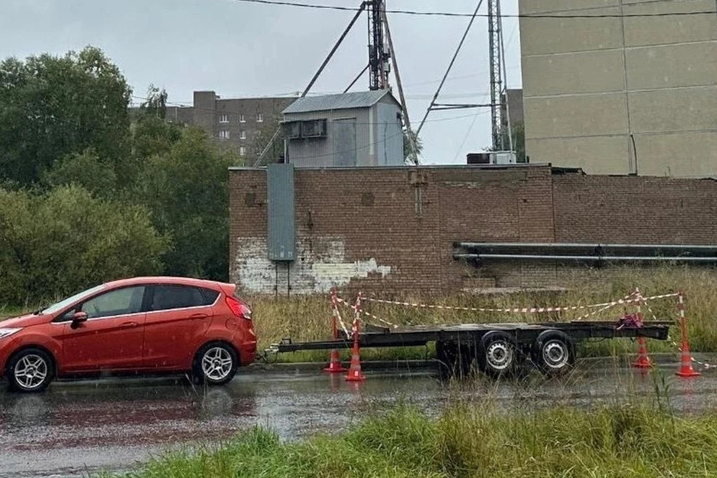 В Великом Новгороде самокатчик врезался в прицеп иномарки и попал в больницу