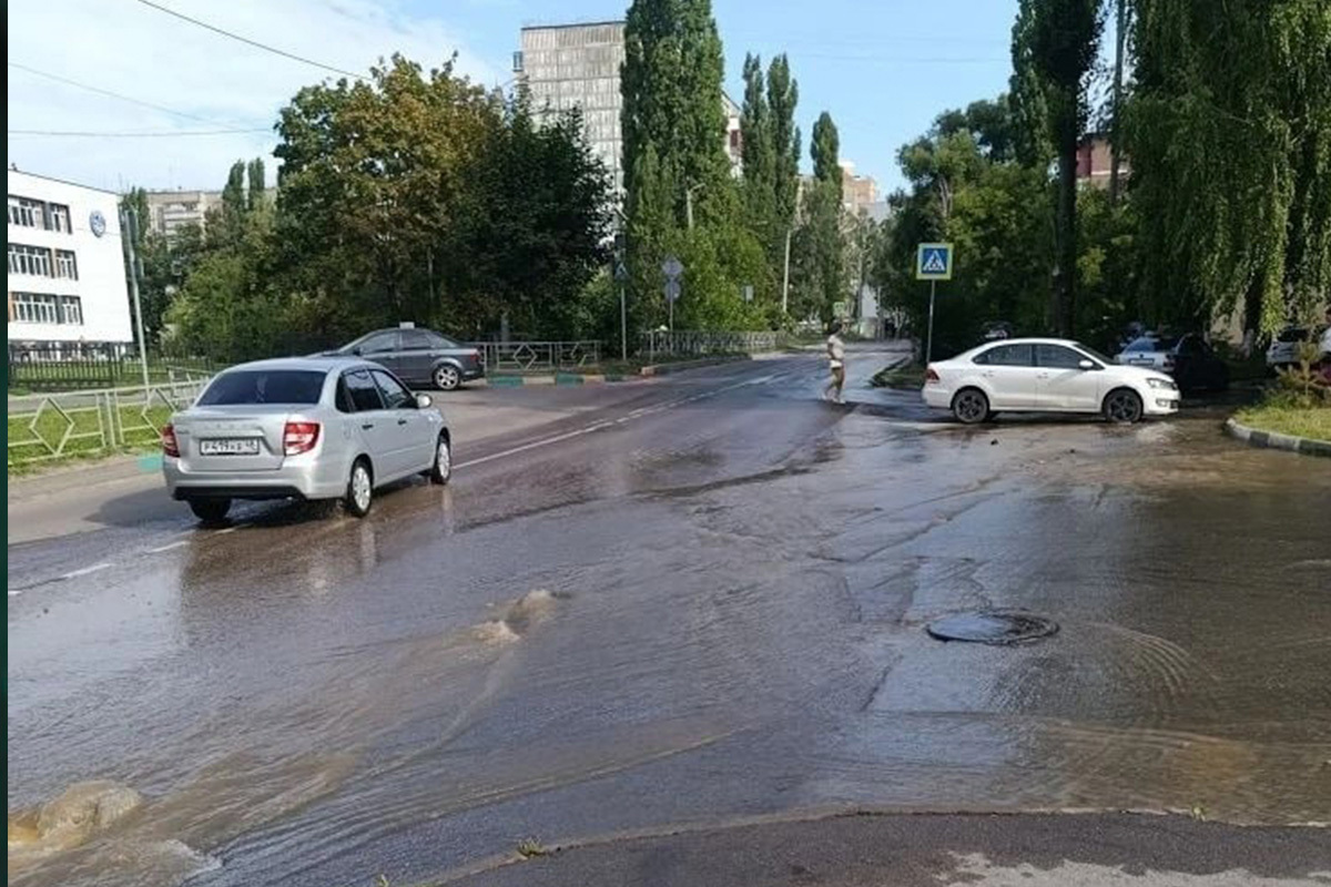 В Липецке на улице Мичурина третий день продолжается потоп