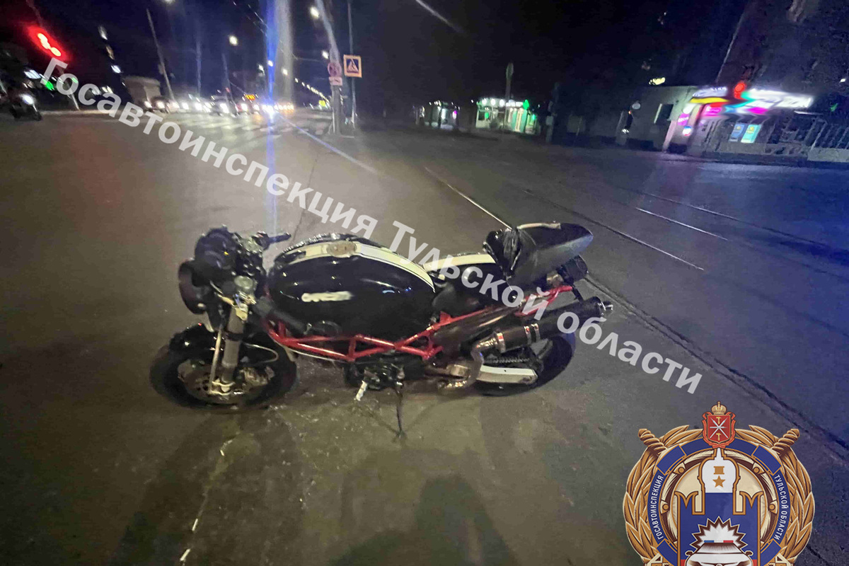В Туле «гонщик» на мотоцикле Ducati разбился, решив проскочить вперед легковушки