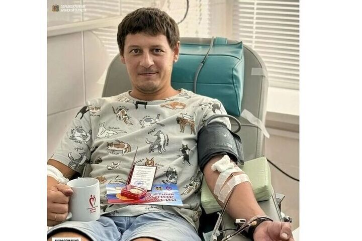 Брянский донор Максим Иваныкин получил Почетное звание прямо во время сдачи крови