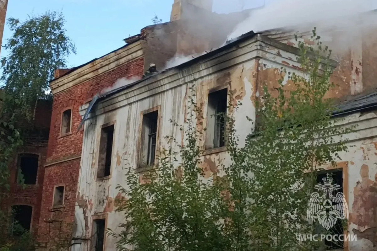 В Старой Руссе потушили 143-летний тюремный замок