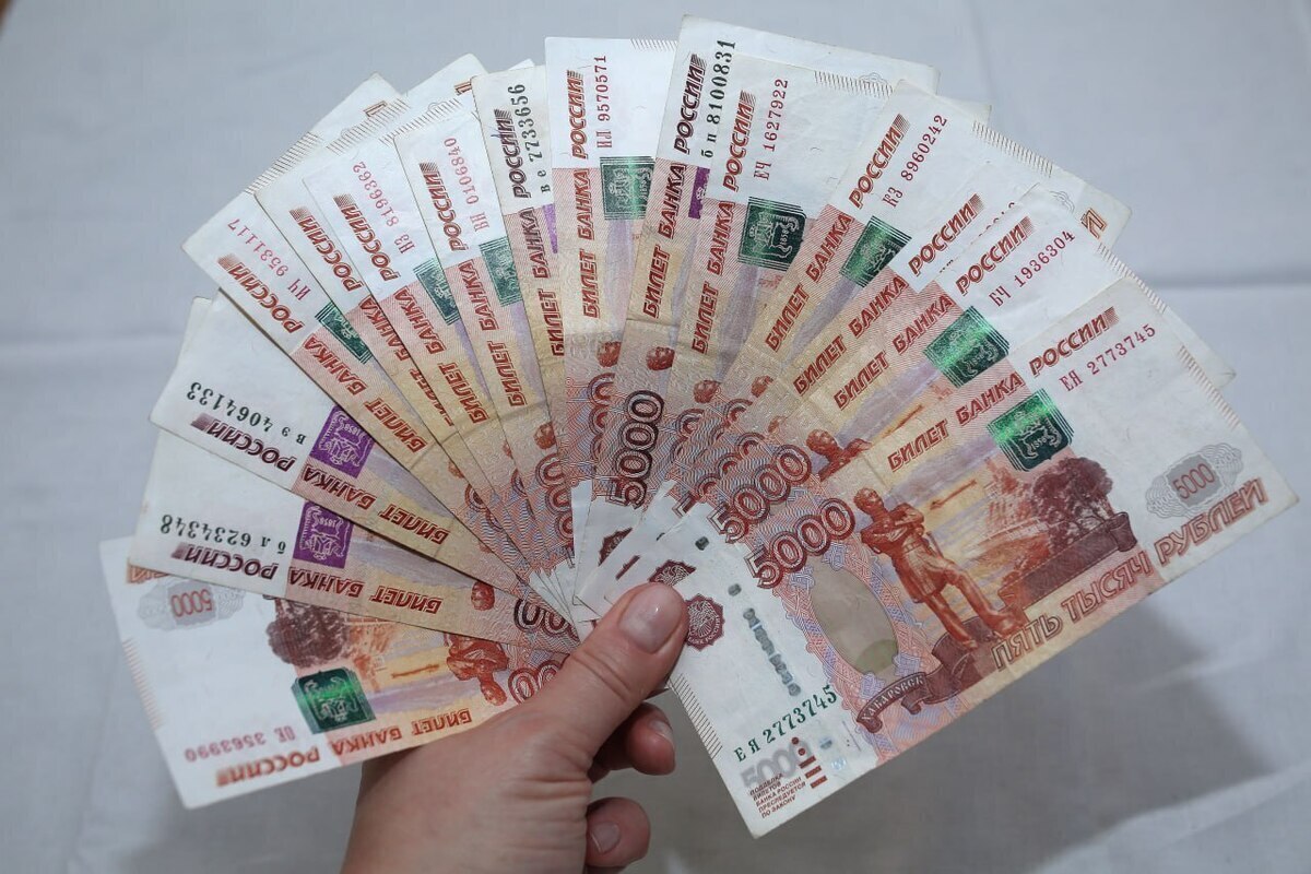 В Севастополе пособница мошенников украла у пенсионера более 2,5 млн рублей