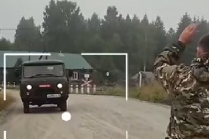 Местные жители Карелии заблокировали дорогу в лес для сборщиков ягод