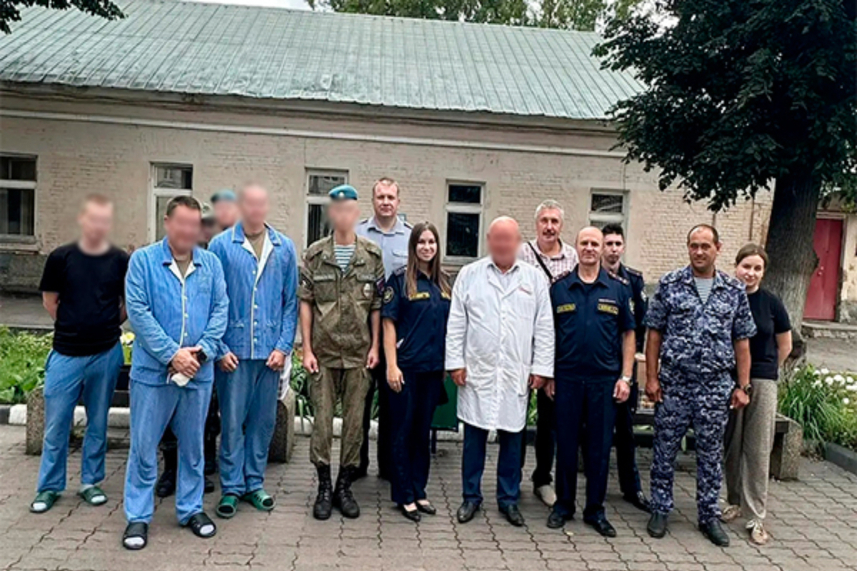 Сотрудники УФСИН Тулы передали гуманитарную помощь в военный госпиталь