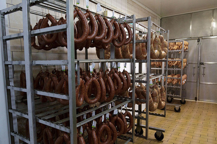 Ржавые ножи, грязь и паутина: за что суд закрыл мясокомбинат «МитКом» под Тулой