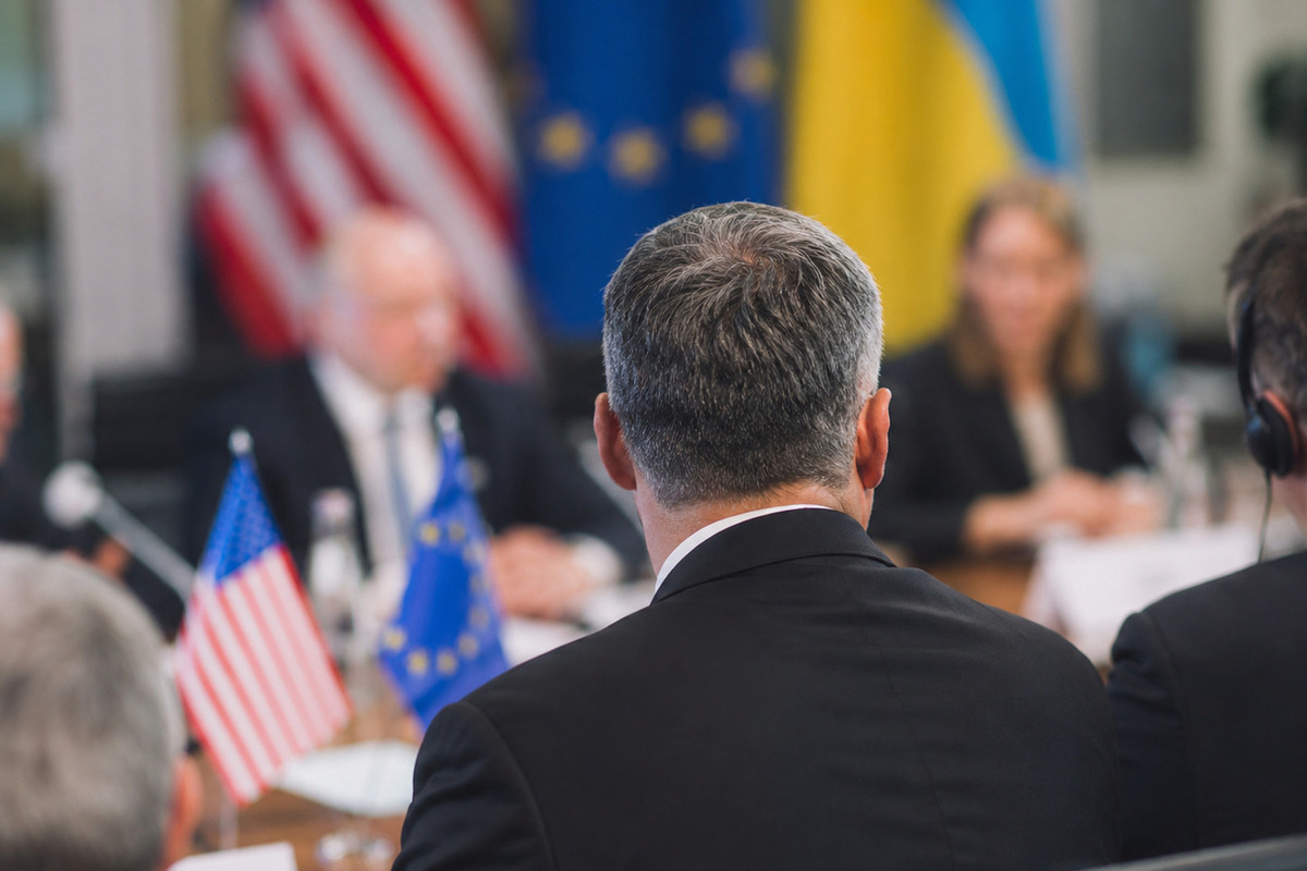 След пропавших денег для Украины привел США и ЕС к бывшему агенту Моссада