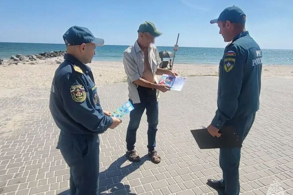 Отдыхающим на центральном пляже Приморска напомнили о мерах безопасности на воде