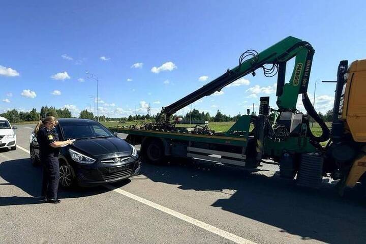 В Елабуге приставы арестовали иномарку за долг в 2 млн рублей