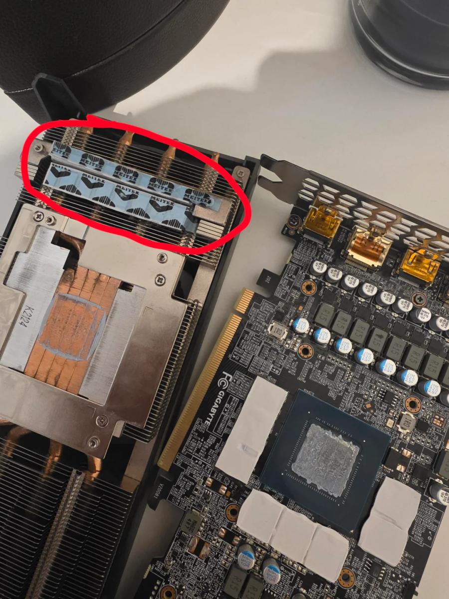 GeForce RTX 3070 «жарилась» в корпусе пять лет: видеокарта всё это время работала с заводской пленкой на термопрокладках