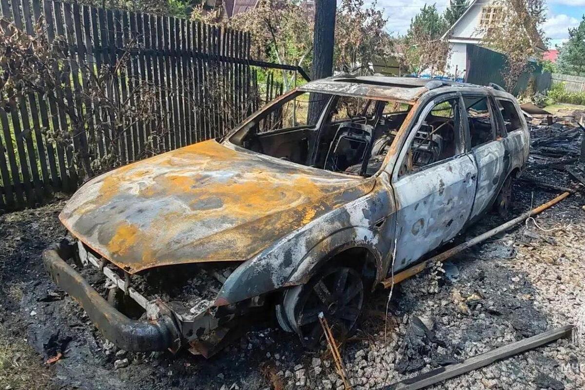 Возгорание под капотом авто у дома уничтожило и машину, и дом в Гатчинском округе