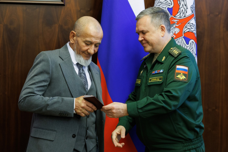 Иностранцу-контрактнику помогли получить паспорт России