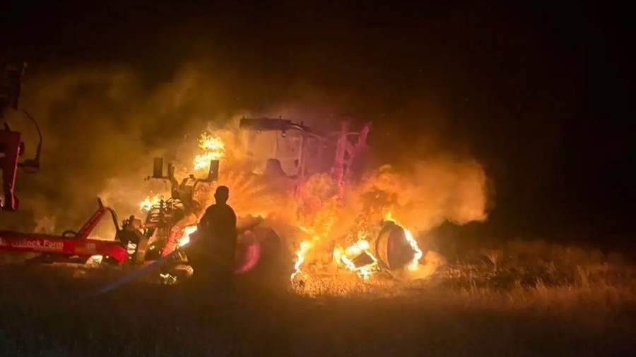 Трактор вспыхнул ночью посреди поля на Ставрополье