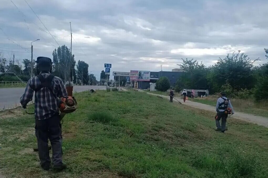 Коммунальные службы Новой Каховки привели в порядок городские территории ко Дню флага