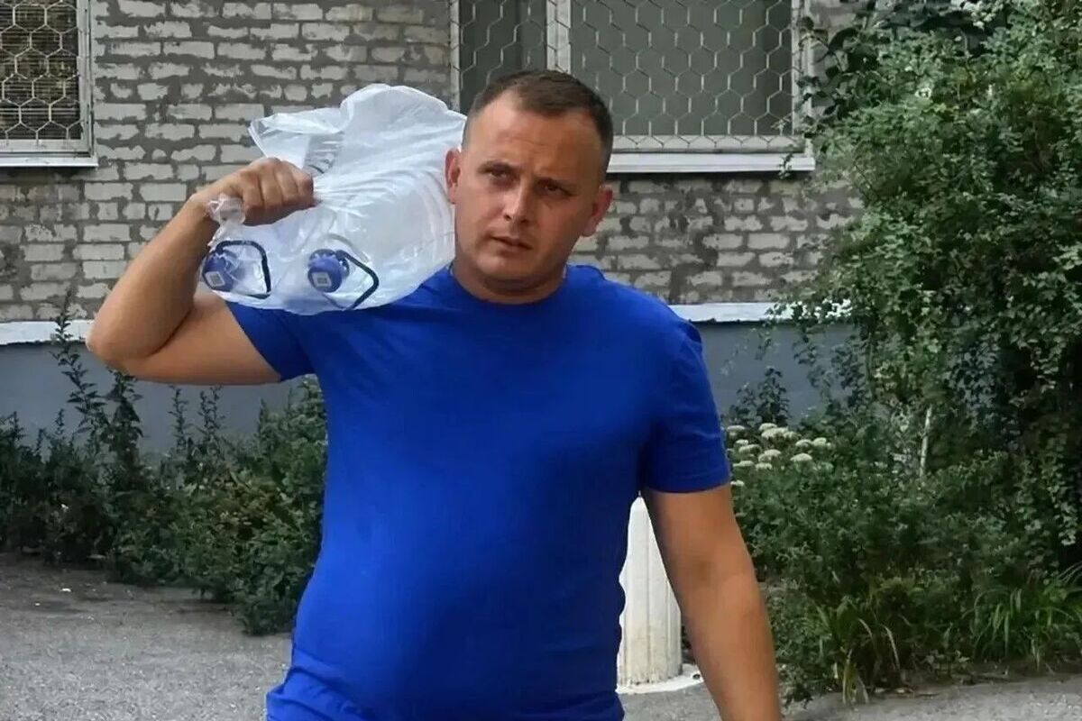 Молодогвардейцы доставляют питьевую воду пожилым запорожцам