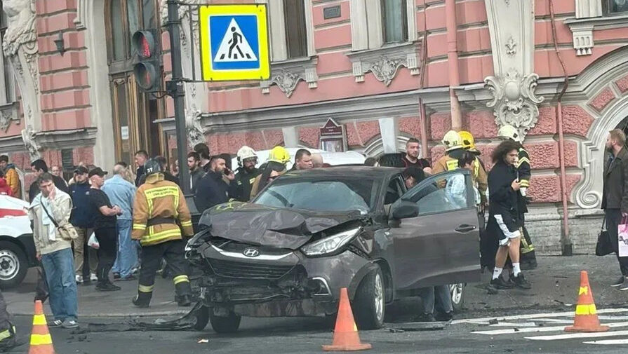 Камера засняла, как легковушка влетела в пешеходов на Невском проспекте
