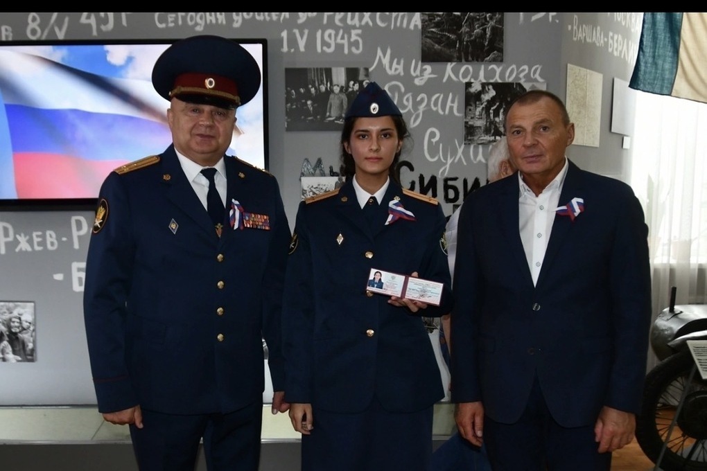 Молодые офицеры регионального УФСИН получили свои первые служебные удостоверения