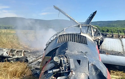 На Сахалине самолет аварийно сел в поле и загорелся