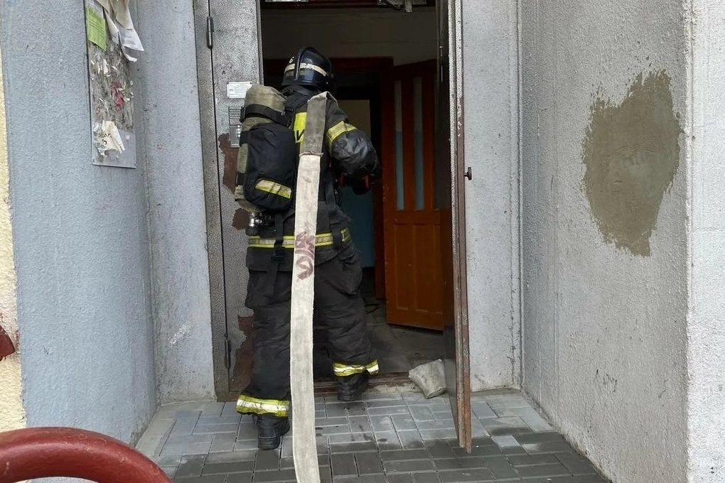 Почти полсотни человек эвакуировались из дома в Новоалтайске из-за пожара в подвале