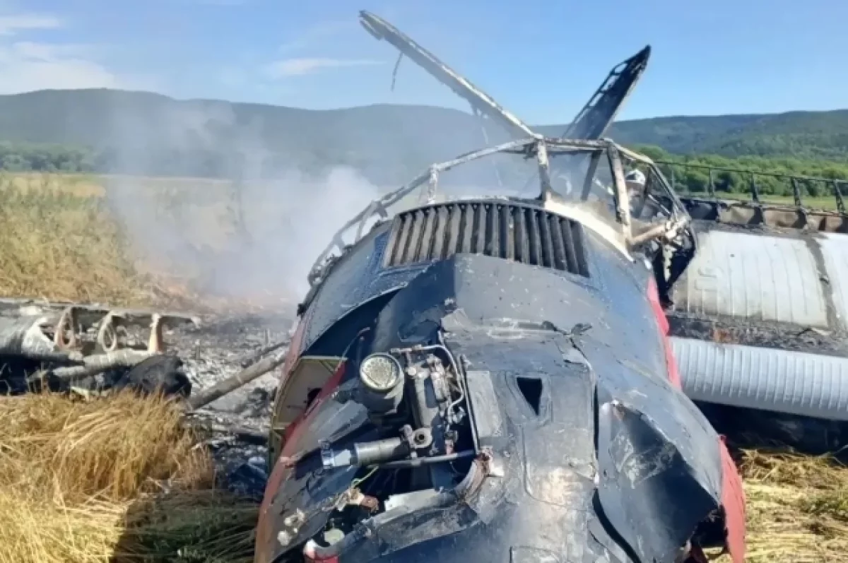 Самолет Ан-3 совершил жесткую посадку на Сахалине и загорелся