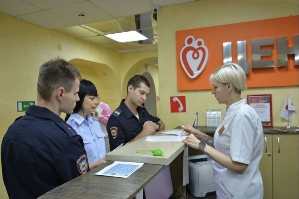 Смоленские полицейские сдали кровь в преддверии Дня Государственного флага