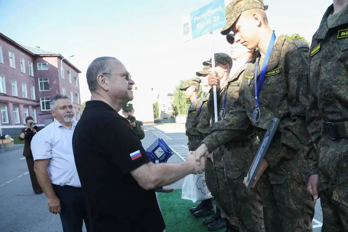 Олег Мельниченко поздравил участников сборов «Гвардеец»