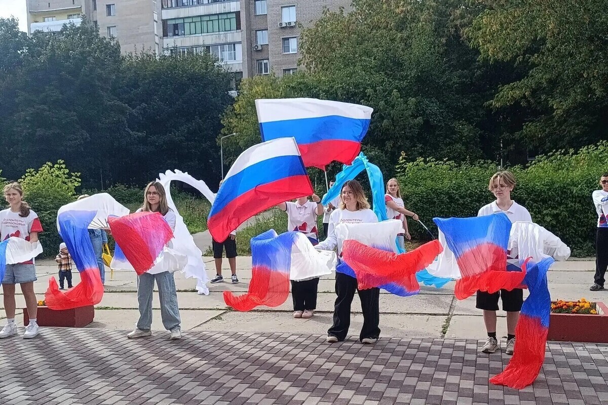 В Протвино прошёл патриотический флешмоб «Триколор в каждом сердце»