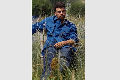 Звезда «Джентльменов» в мокрой рубашке стал лицом обложки GQ