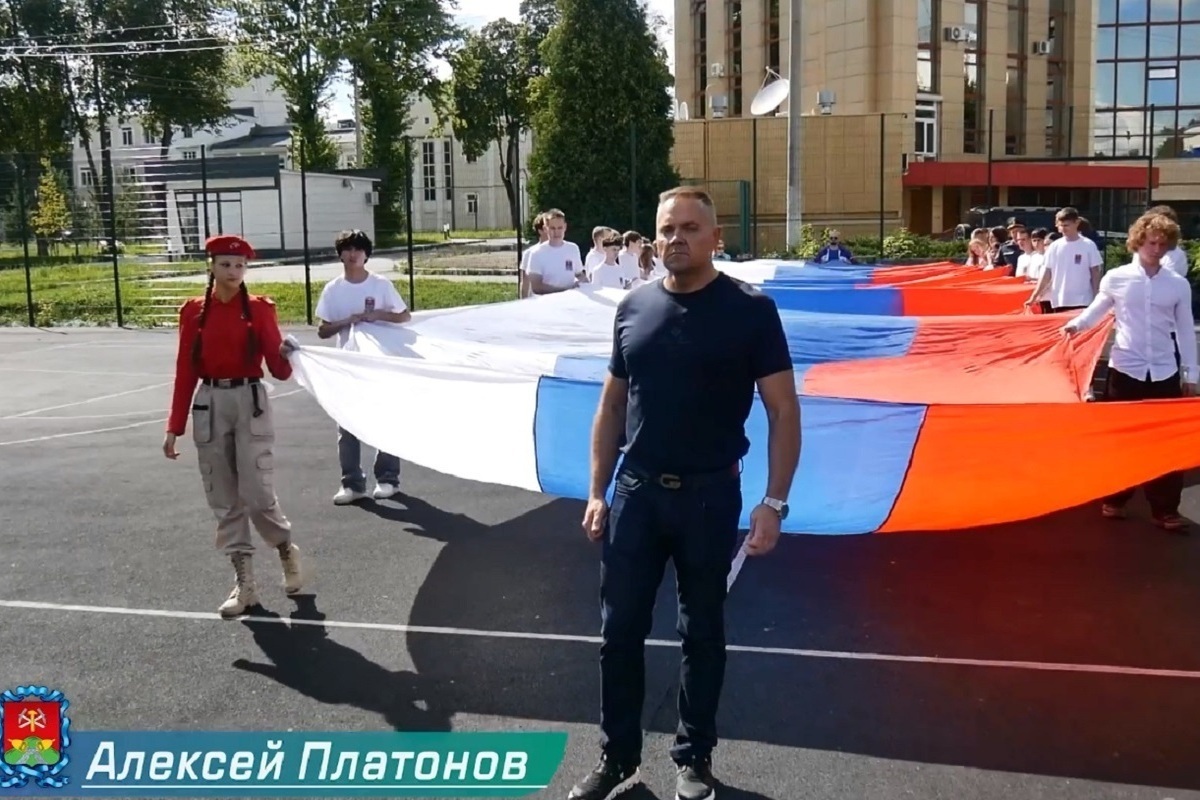 В Новомосковске в преддверии праздника подняли 30-метровый флаг России