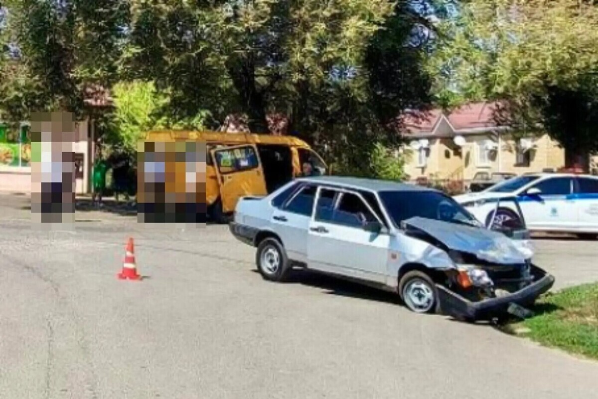 На нерегулируемом перекрестке в Благодарненском округе Ставрополья столкнулись «Девятка» и «Газель»