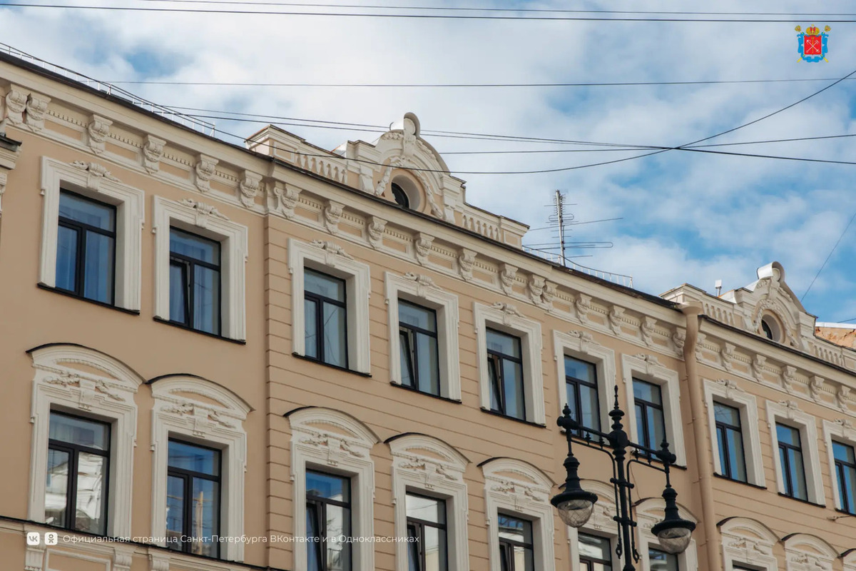 На Невском проспекте завершают реставрацию Дома Крюгеров в стиле Людовика XVI