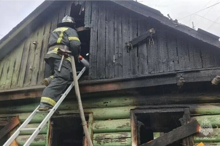 В Орле тушили пожар в нежилом доме